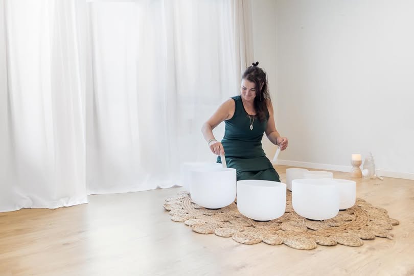 Group Sound Healing Sessions in Kapiti, Wellington or by arrangement around New Zealand with artist and therapist Vanessa Kenny