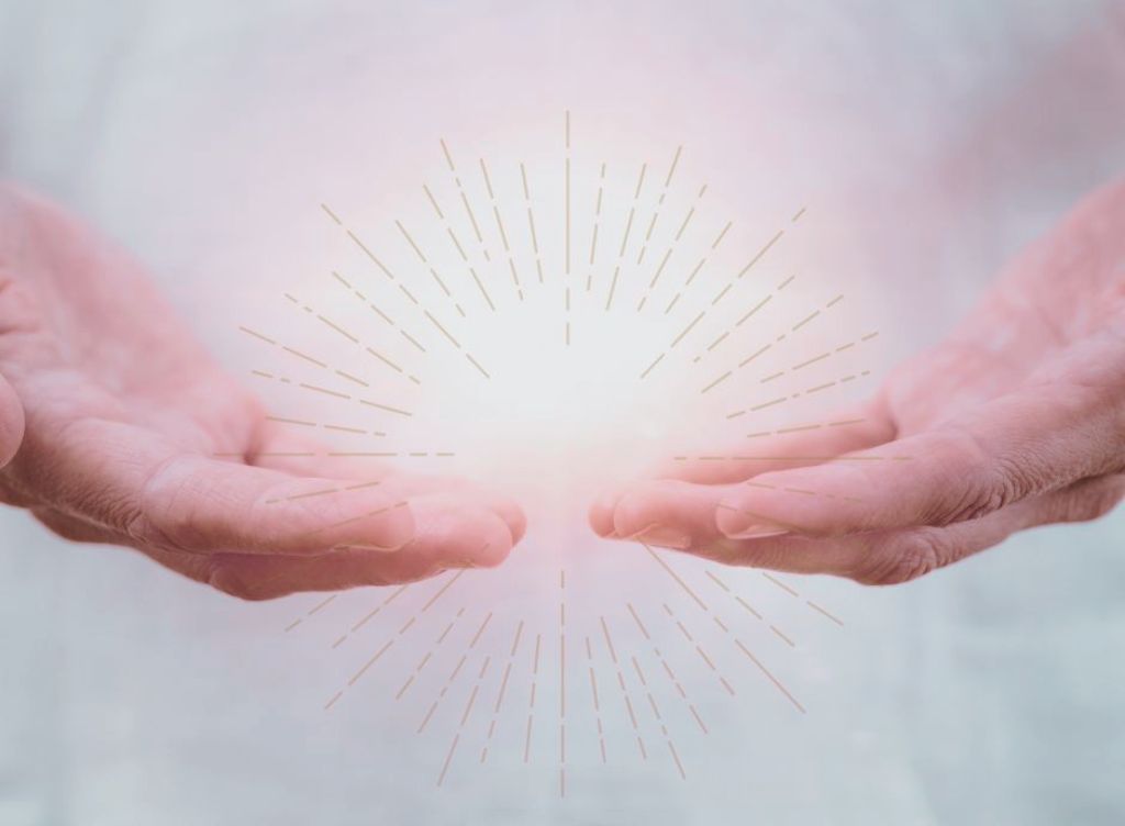 Hands holding energetic light - Vanessa Kenny Energy Healing Reiki Practitioner Kapiti